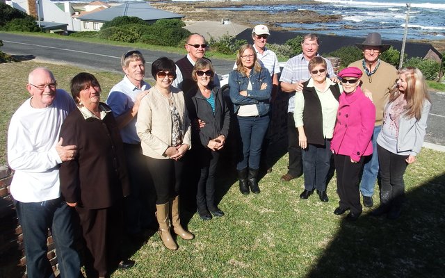Die 7 egpare van die Birkenhead Boothengelklub wat â€˜n spontane Vadersdag bring-en-braai aan huis van Philip en Lorraine Fourie geniet het